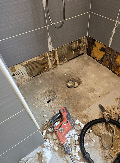 Salle de bain sinistrée avant travaux